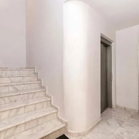 Modern 1st Floor Loft In *